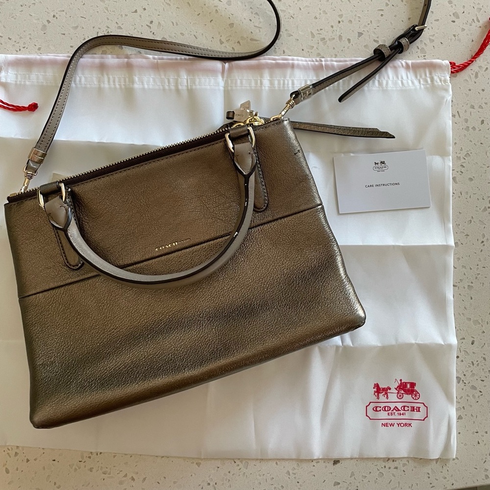 Like new Coach Zipper Purse with Three Compartments + Long Strap